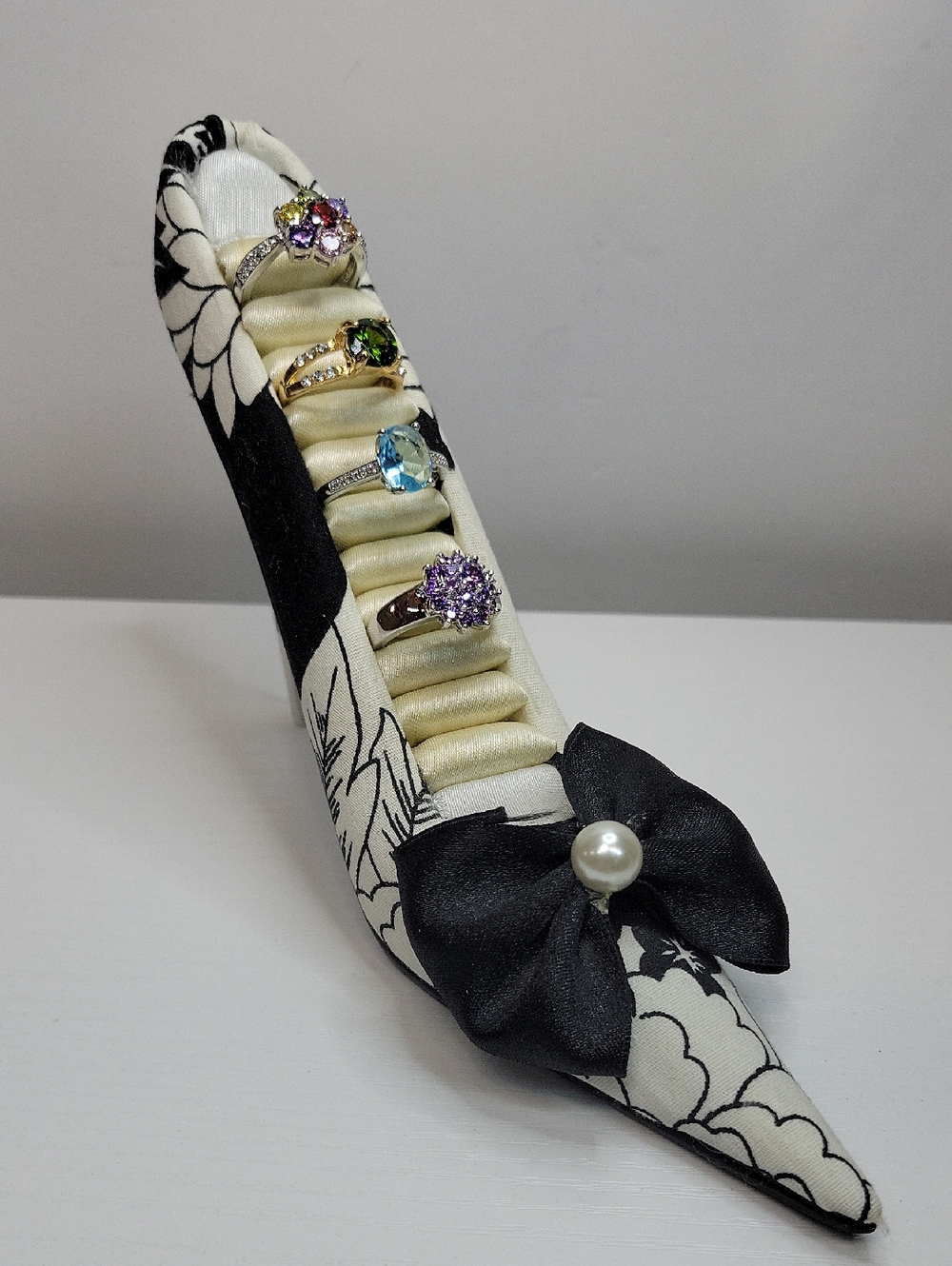 Floral Black & White Bow Ring Holder with Pearl Accent & Sz 6-7 Rings